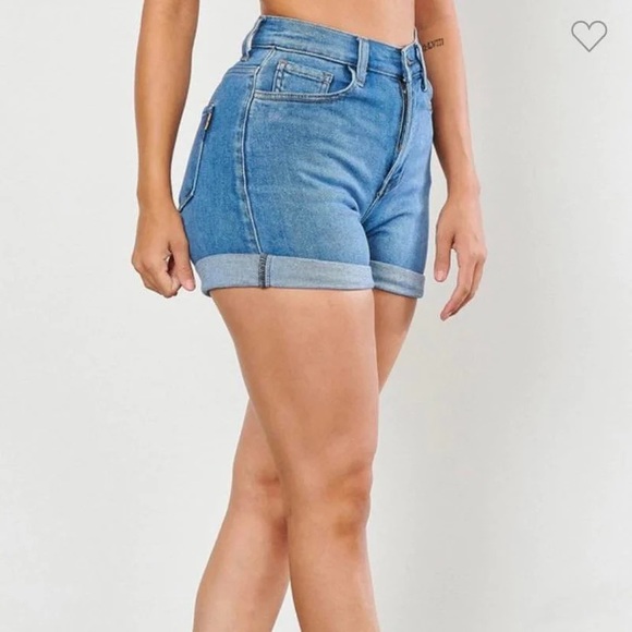 Medium wash high waisted shorts - Picture 2 of 3